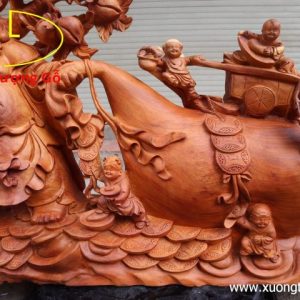 Di Lặc kéo bao to gỗ hương.