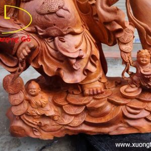 Di Lặc kéo bao to gỗ hương.