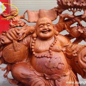 Di Lặc kéo bao to gỗ hương.