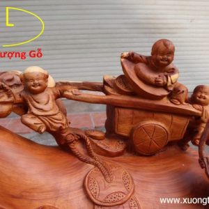 Di Lặc kéo bao to gỗ hương.