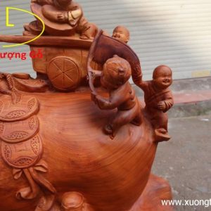 Di Lặc kéo bao to gỗ hương.