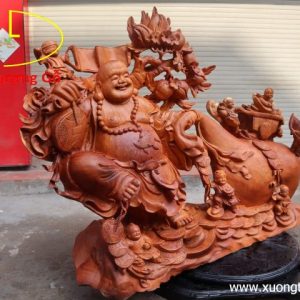 Di Lặc kéo bao to gỗ hương.
