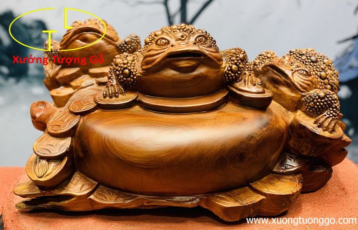 Tam cóc trấn chum tiền gỗ hương. Tam cóc trấn chum tiền gỗ hương.