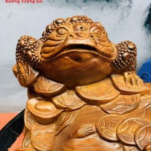 Tam cóc trấn chum tiền gỗ hương. Tam cóc trấn chum tiền gỗ hương.