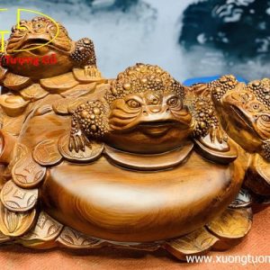 Tam cóc trấn chum tiền gỗ hương. Tam cóc trấn chum tiền gỗ hương.