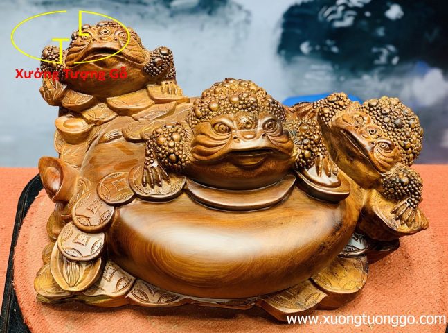 Tam cóc trấn chum tiền gỗ hương. Tam cóc trấn chum tiền gỗ hương.
