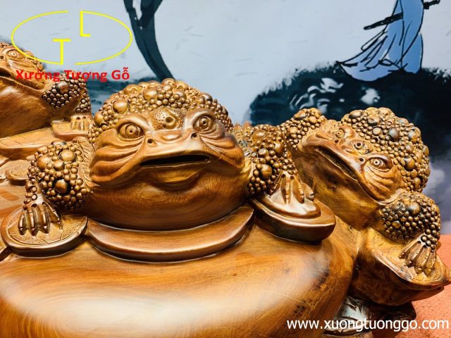 Tam cóc trấn chum tiền gỗ hương. Tam cóc trấn chum tiền gỗ hương.