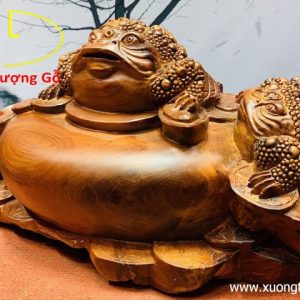 Tam cóc trấn chum tiền gỗ hương. Tam cóc trấn chum tiền gỗ hương.