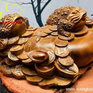 Tam cóc trấn chum tiền gỗ hương. Tam cóc trấn chum tiền gỗ hương.