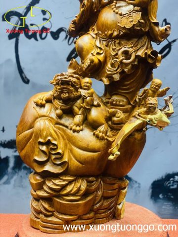 Di Lặc ngũ phúc vác cành đào gỗ hương ta. Di Lặc ngũ phúc vác cành đào gỗ hương ta.