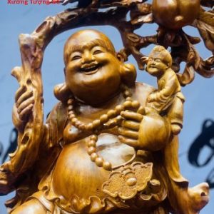 Di Lặc ngũ phúc vác cành đào gỗ hương ta. Di Lặc ngũ phúc vác cành đào gỗ hương ta.