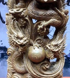 Quan công cầm đao gỗ mun đuôi công.