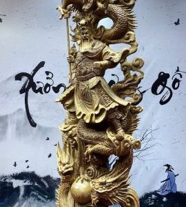 Quan công cầm đao gỗ mun đuôi công.