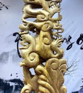 Quan công cầm đao gỗ mun đuôi công.