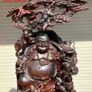 Di lặc ngũ tiểu đứng bao tiền cây tùng trắc.