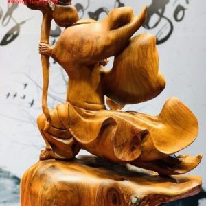 Đạt Ma đứng tùng múa võ gỗ hương ta.