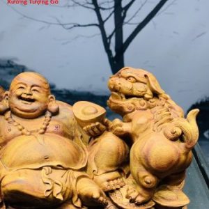Di Lặc nhị tiểu ngồi tùng gỗ sưa.