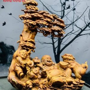 Di Lặc nhị tiểu ngồi tùng gỗ sưa.