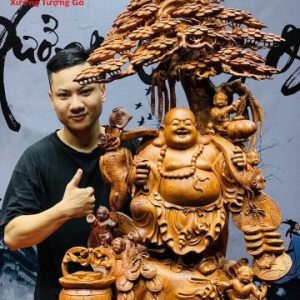 Di Lặc ngũ tiểu gánh gậy như ý đứng tùng gỗ hương ta. Di Lặc ngũ tiểu gánh gậy như ý đứng tùng gỗ hương ta.