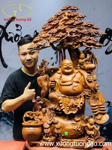 Di Lặc ngũ tiểu gánh gậy như ý đứng tùng gỗ hương ta. Di Lặc ngũ tiểu gánh gậy như ý đứng tùng gỗ hương ta.