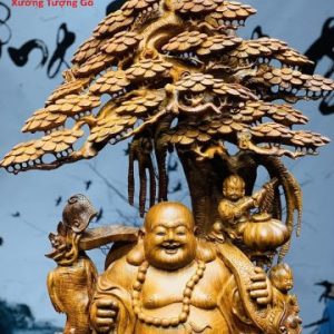 Di Lặc ngũ tiểu gánh gậy như ý đứng tùng gỗ hương ta. Di Lặc ngũ tiểu gánh gậy như ý đứng tùng gỗ hương ta.