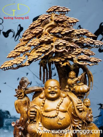 Di Lặc ngũ tiểu gánh gậy như ý đứng tùng gỗ hương ta. Di Lặc ngũ tiểu gánh gậy như ý đứng tùng gỗ hương ta.