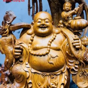 Di Lặc ngũ tiểu gánh gậy như ý đứng tùng gỗ hương ta. Di Lặc ngũ tiểu gánh gậy như ý đứng tùng gỗ hương ta.