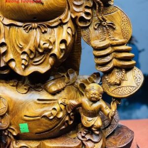 Di Lặc ngũ tiểu gánh gậy như ý đứng tùng gỗ hương ta. Di Lặc ngũ tiểu gánh gậy như ý đứng tùng gỗ hương ta.