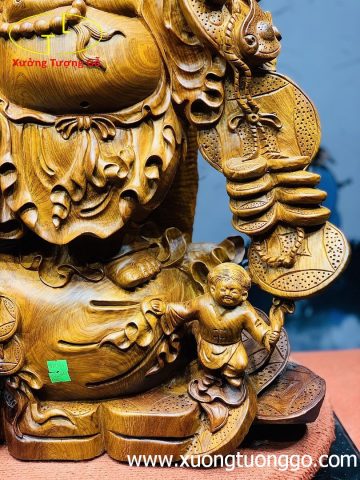 Di Lặc ngũ tiểu gánh gậy như ý đứng tùng gỗ hương ta. Di Lặc ngũ tiểu gánh gậy như ý đứng tùng gỗ hương ta.