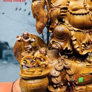 Di Lặc ngũ tiểu gánh gậy như ý đứng tùng gỗ hương ta. Di Lặc ngũ tiểu gánh gậy như ý đứng tùng gỗ hương ta.