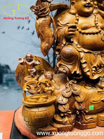 Di Lặc ngũ tiểu gánh gậy như ý đứng tùng gỗ hương ta. Di Lặc ngũ tiểu gánh gậy như ý đứng tùng gỗ hương ta.