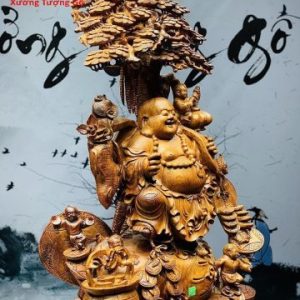 Di Lặc ngũ tiểu gánh gậy như ý đứng tùng gỗ hương ta. Di Lặc ngũ tiểu gánh gậy như ý đứng tùng gỗ hương ta.