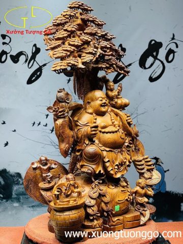 Di Lặc ngũ tiểu gánh gậy như ý đứng tùng gỗ hương ta. Di Lặc ngũ tiểu gánh gậy như ý đứng tùng gỗ hương ta.