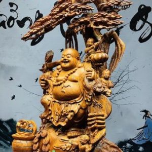 Di Lặc ngũ tiểu gánh gậy như ý đứng tùng gỗ hương ta. Di Lặc ngũ tiểu gánh gậy như ý đứng tùng gỗ hương ta.