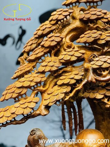 Di Lặc ngũ tiểu gánh gậy như ý đứng tùng gỗ hương ta. Di Lặc ngũ tiểu gánh gậy như ý đứng tùng gỗ hương ta.