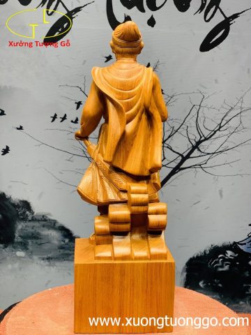Hưng Đạo Đại vương Trần Quốc Tuấn gỗ hương. Hưng Đạo Đại vương Trần Quốc Tuấn gỗ hương.