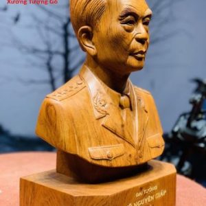 Đại tướng Võ Nguyên Giáp gỗ hương. Đại tướng Võ Nguyên Giáp gỗ hương.