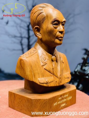 Đại tướng Võ Nguyên Giáp gỗ hương. Đại tướng Võ Nguyên Giáp gỗ hương.