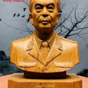 Đại tướng Võ Nguyên Giáp gỗ hương.