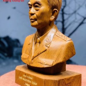 Đại tướng Võ Nguyên Giáp gỗ hương. Đại tướng Võ Nguyên Giáp gỗ hương.