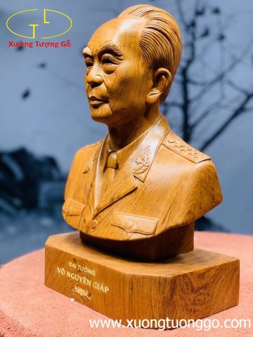 Đại tướng Võ Nguyên Giáp gỗ hương. Đại tướng Võ Nguyên Giáp gỗ hương.