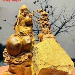 Ông thọ ôm đá gỗ hương.