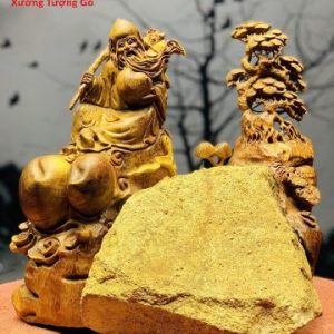 Ông thọ ôm đá gỗ hương.
