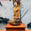 Khổng Minh đứng tùng gỗ sưa.