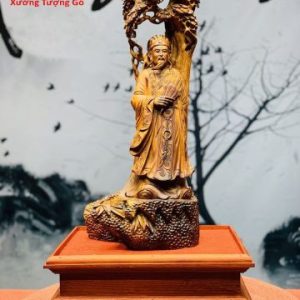 Khổng Minh đứng tùng gỗ sưa.