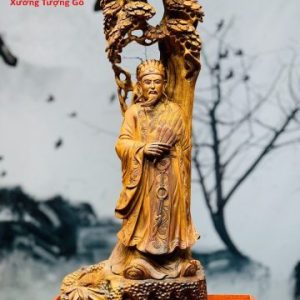 Khổng Minh đứng tùng gỗ sưa.