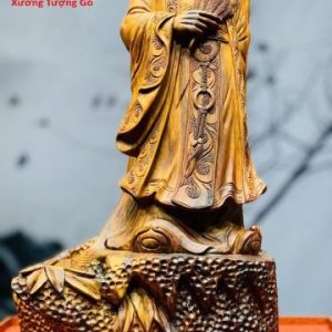 Khổng Minh đứng tùng gỗ sưa.