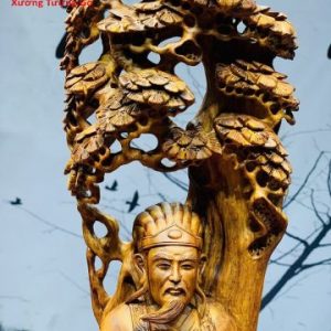 Khổng Minh đứng tùng gỗ sưa.