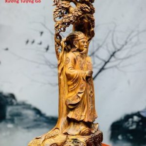 Khổng Minh đứng tùng gỗ sưa.