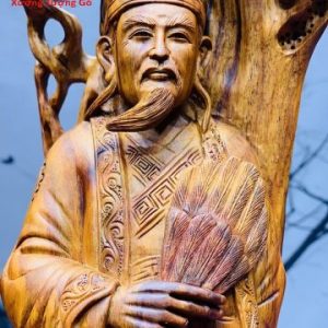 Khổng Minh đứng tùng gỗ sưa.